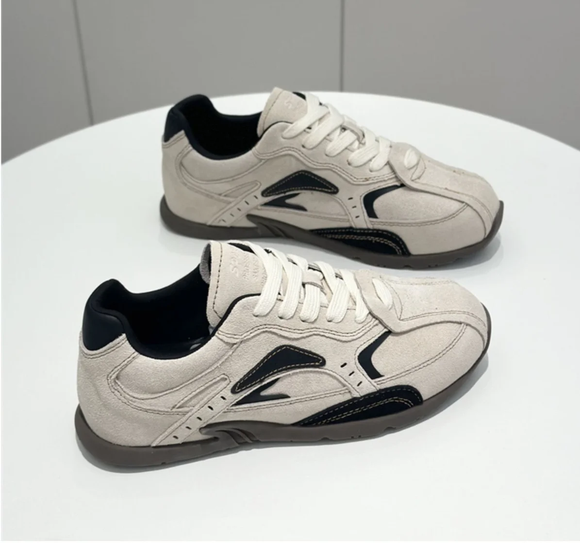 Shougu Forrest Gump Femmes 2024 Automne Nouveau Cuir Polyvalent Respirant Formation Plate Simple Chaussures À La Mode_voghion.com