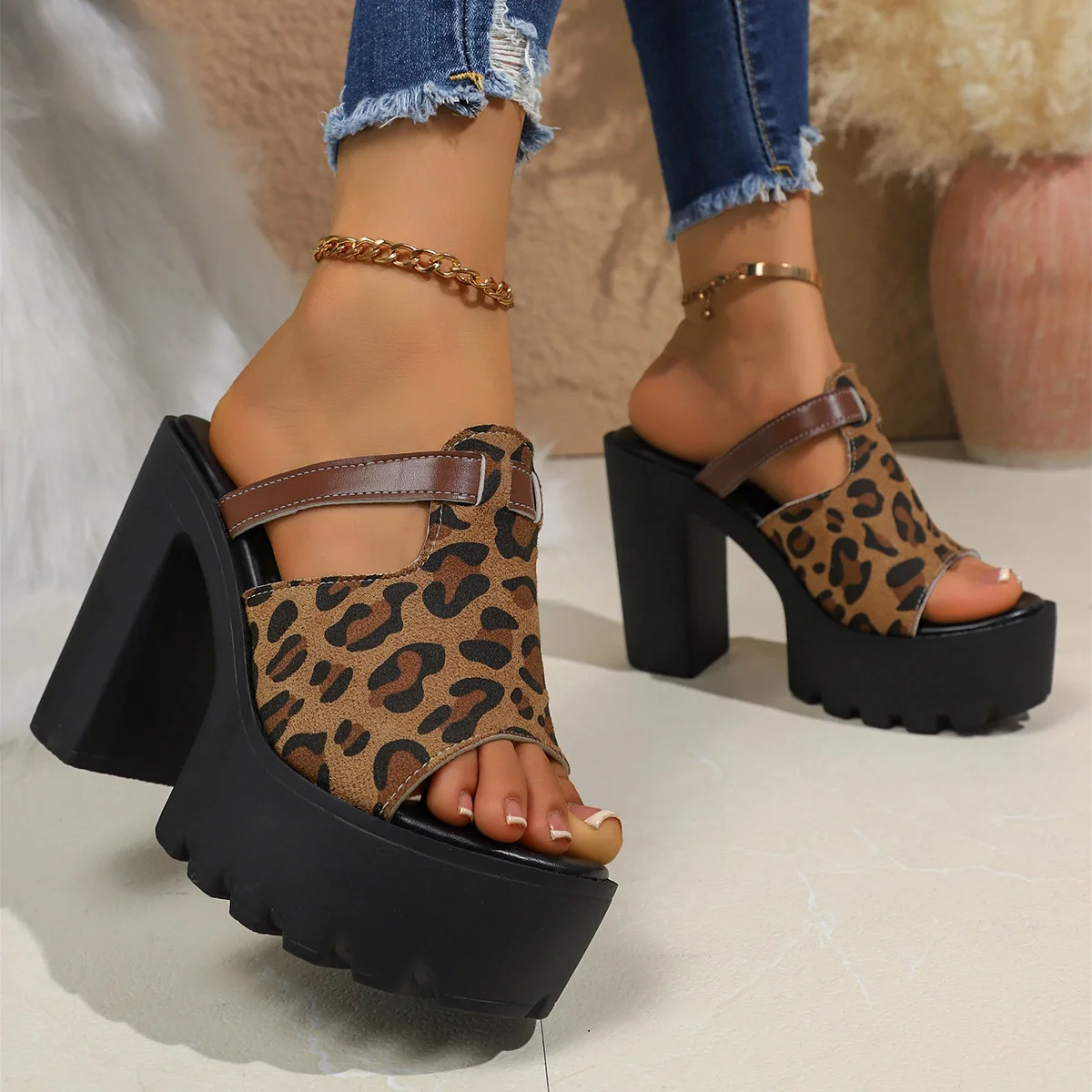 Klapki sandały z okrągłym noskiem, odkryte palce, na platformie, antypoślizgowe, odporne na ścieranie, na wysokim obcasie, damskie, letnie, nowe, na grubej podeszwie, do noszenia na zewnątrz.