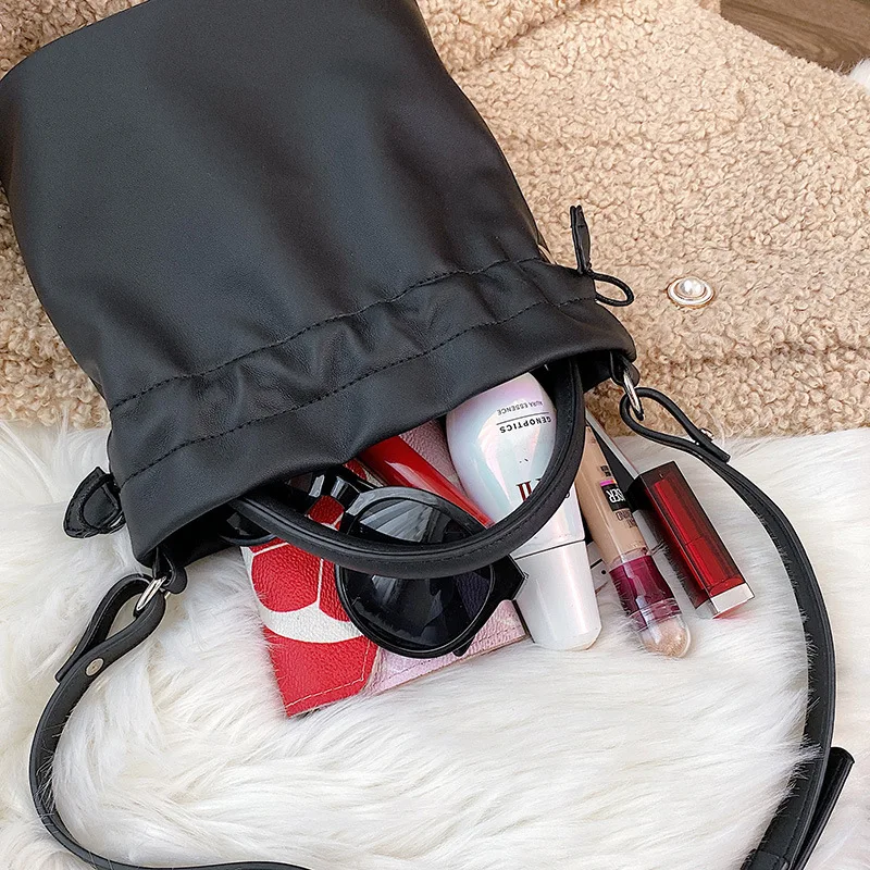【KIXI】★(UNISEX) Mini Pouch String Bucket Bag KIXI】☆(UNISEX) Mini Pouch String Bucket Bag Mini Pouch