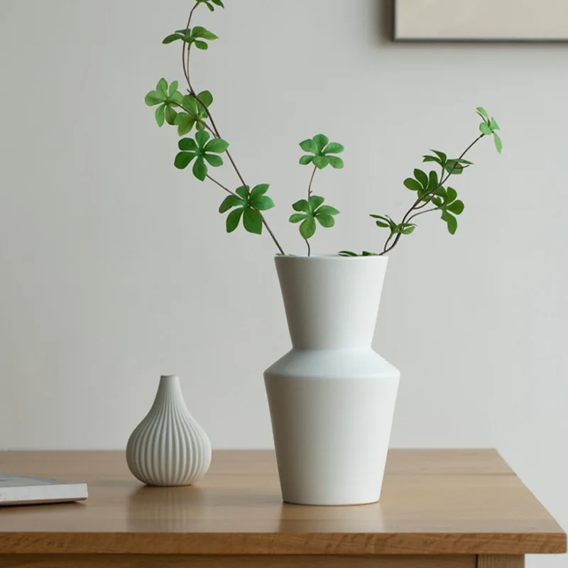

Contemporary White Ceramic Vase for Tabletop Decoration - Ideal for Fresh Flower Arrangement and Display Cabinet Flower Vase