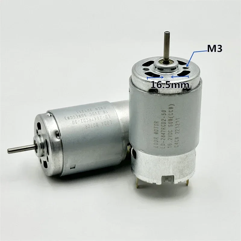 Micro moteur électrique RS-395 haute vitesse pour modélisme et bricolage, posé sur une surface avec une pile pour comparer la taille