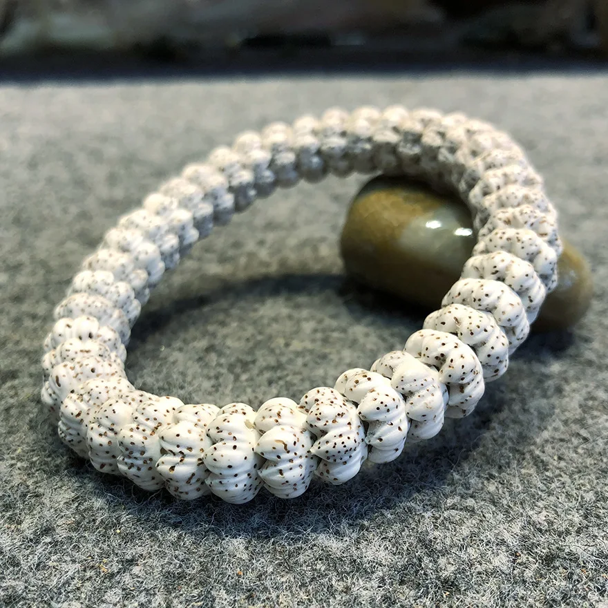 

Original Ecological High Density Hainan Xingyue Bodhi Handchain Dry Grinding Essence Carved Lotus Men's and Women's Bracelet
