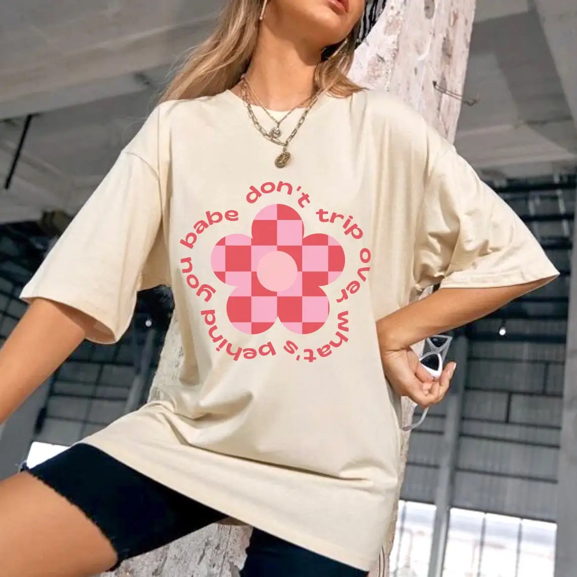 

Цветная женская футболка оверсайз с рисунком «Don't trip over what's backyou»