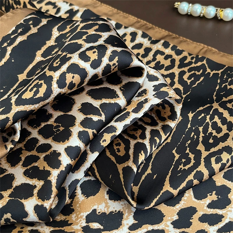 2025 Neuer Leopardenschal für Damen, 70 cm, quadratisch, weicher Satin, Halstuch, Kopftuch, Bandanas, Band Coll – Detail 5