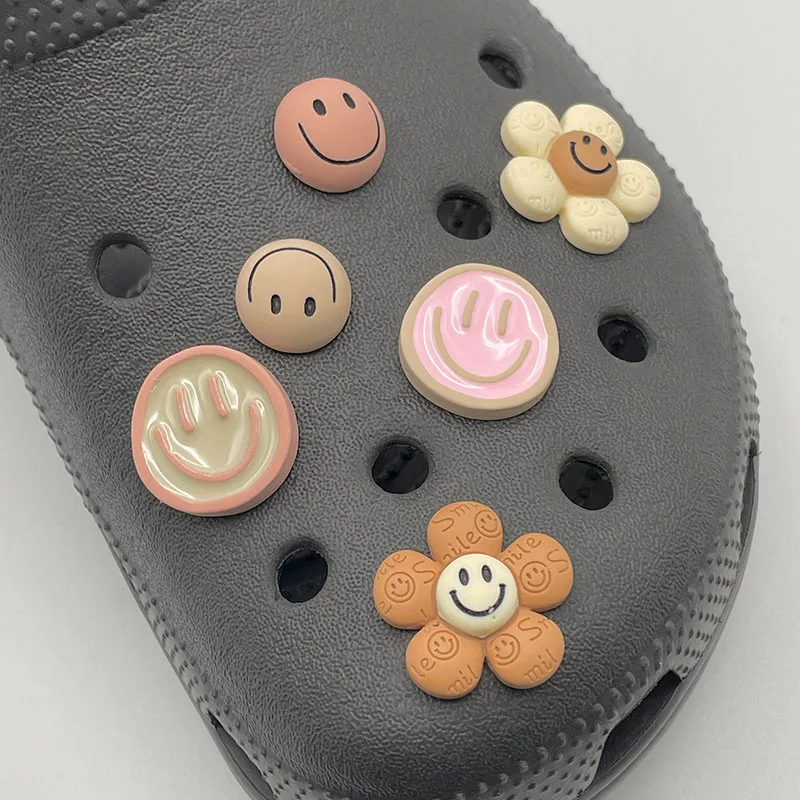 Breloques d\'insigne de visage de Smiley pour Crocs, sabots pour enfants, accessoires, épingles amusantes, décorations de chaussures, coupe-jean,