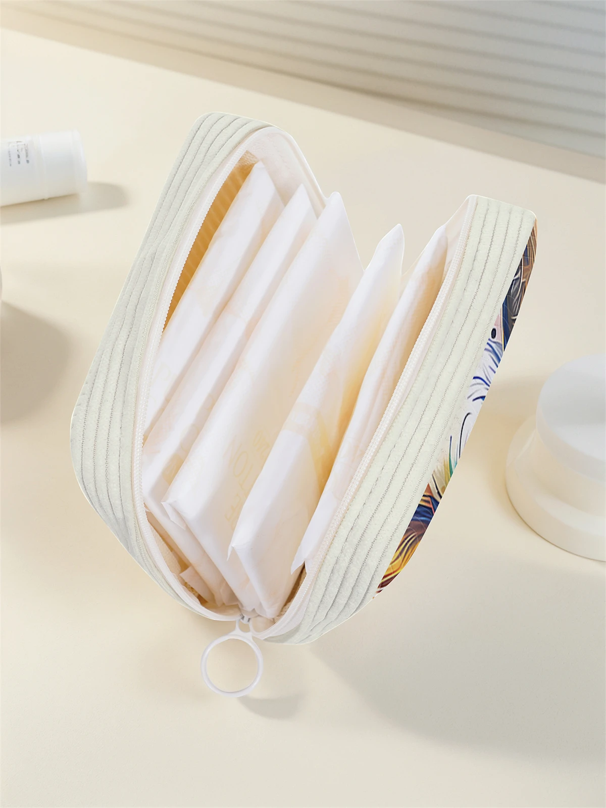 Cartoon cat pattern printed sanitary napkin storage bag, women's lightweight tissue bag, sanitary tissue bag