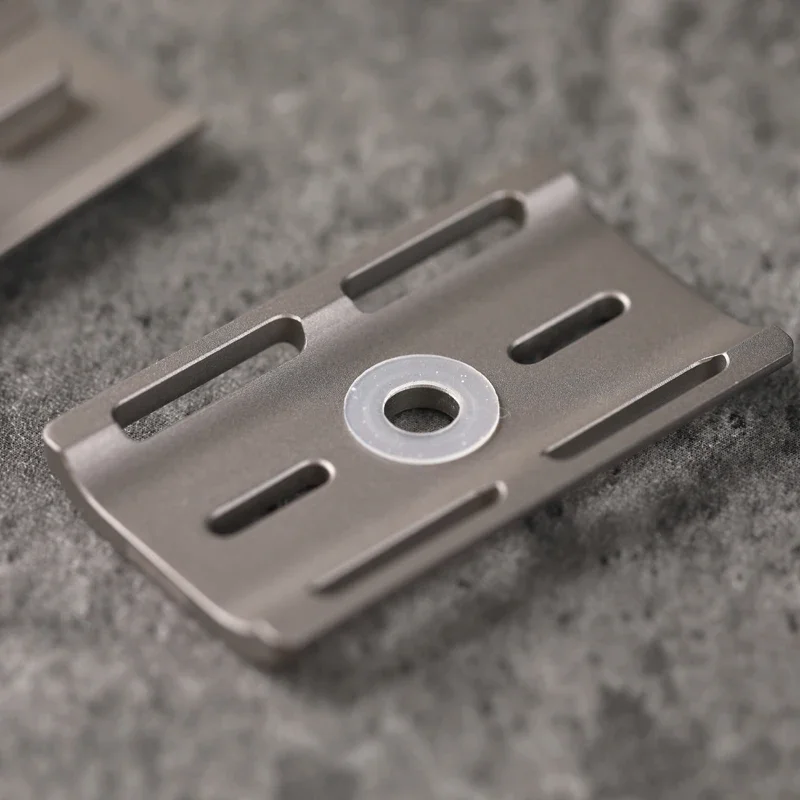 Yaqi Ghost Titanium 경량 안전 면도기 (남성용 0.70mm 블레이드 간격 포함) 필수 면도기 88mm 길이 핸들 편안한 면도