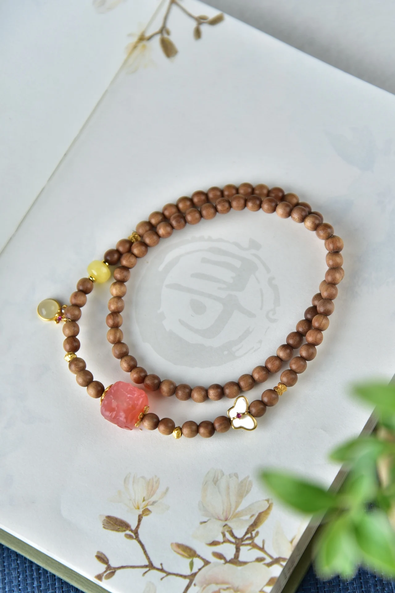 

0.5 Sandal Clavicle Chain with Crimson Fengchuan Peony White Shell Small Butterfly Hetian Jade Accessories Beeswax Exquisite