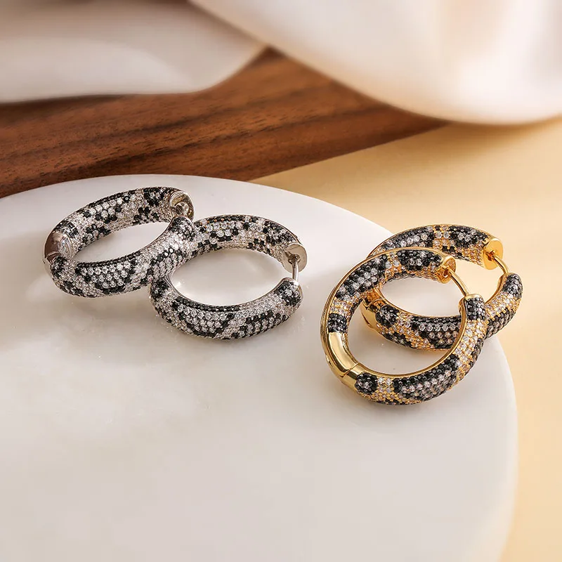 18K vergoldete Messing-Zirkonia-Ohrringe mit Leoparden- und Schlangenmotiv, atmosphärische und glamouröse runde Ohrringe für Damen, 1 Paar