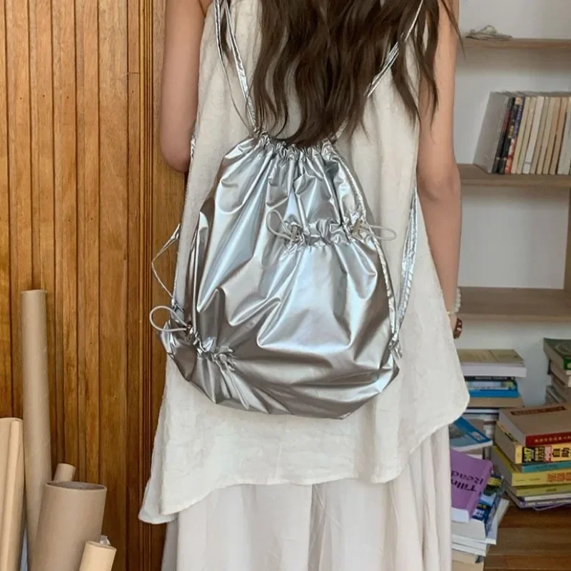 thumbnail image 1 of MBTI Elegante Mochila Plateada para Mujer con Cordón Plisado Estilo Coreano Mochila Pequeña de Moda Diseñador Exquisito Bolso Diario Nuevo para Mujer, 1 of 4
