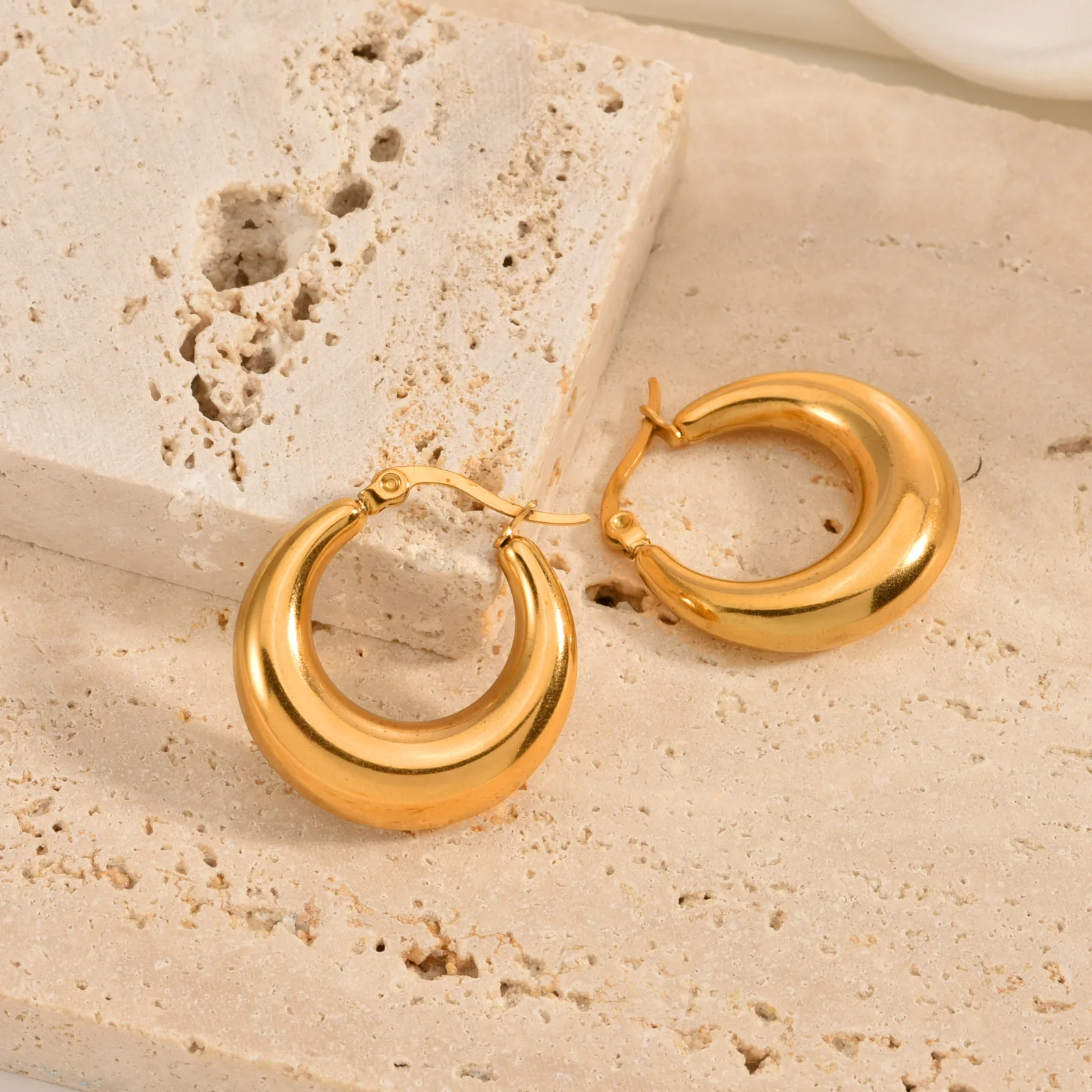 Hochwertige, dicke, glatte Creolen aus Edelstahl, minimalistische, hohle, geometrische Ohrschnalle für Frauen, Piercing-Schmuck, Geschenke – Detail 4