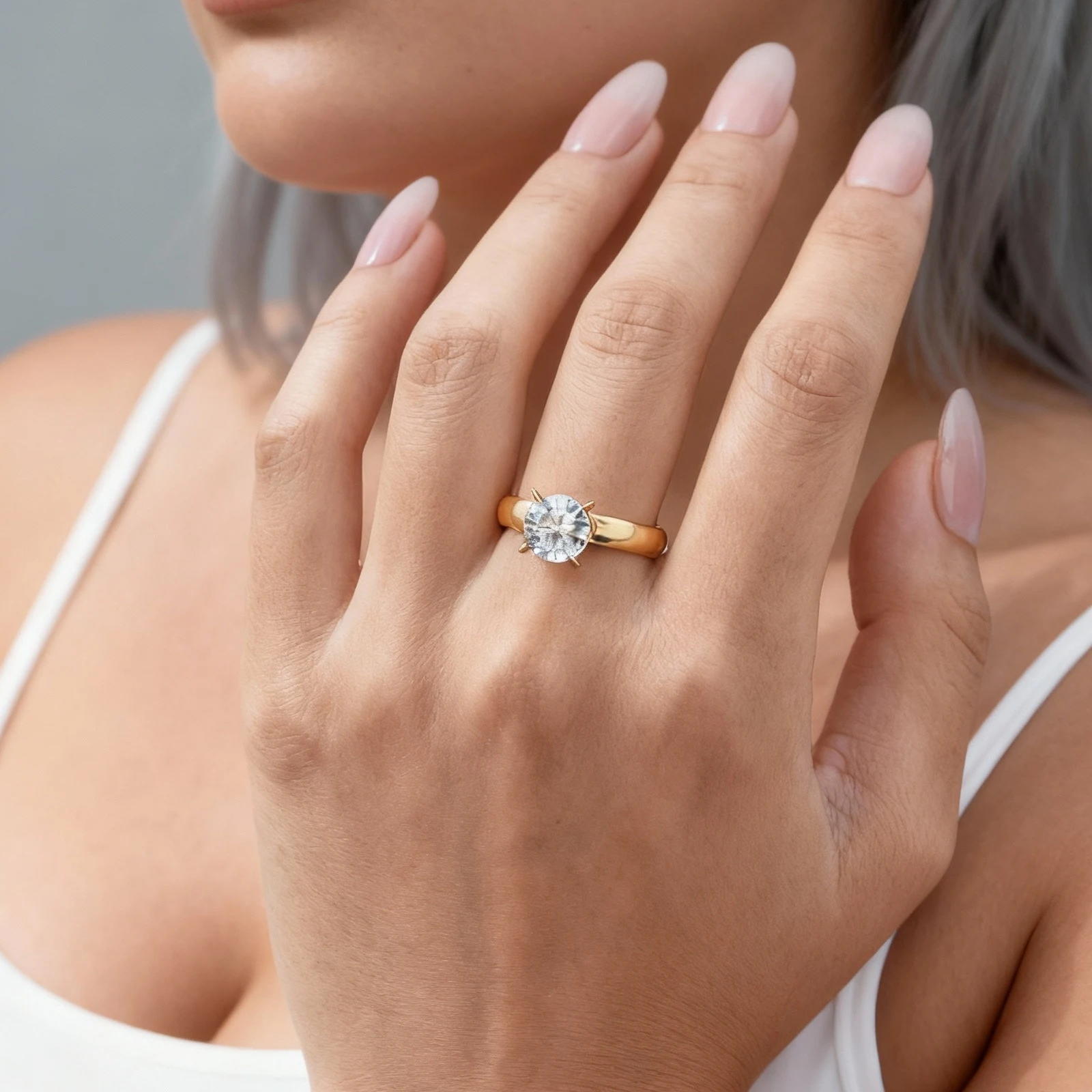Personalisierter goldfarbener Ehering für Männer und Frauen, einzelner Zirkon-Paarring aus Edelstahl, personalisiertes Verlobungsring-Geschenk – Detail 6