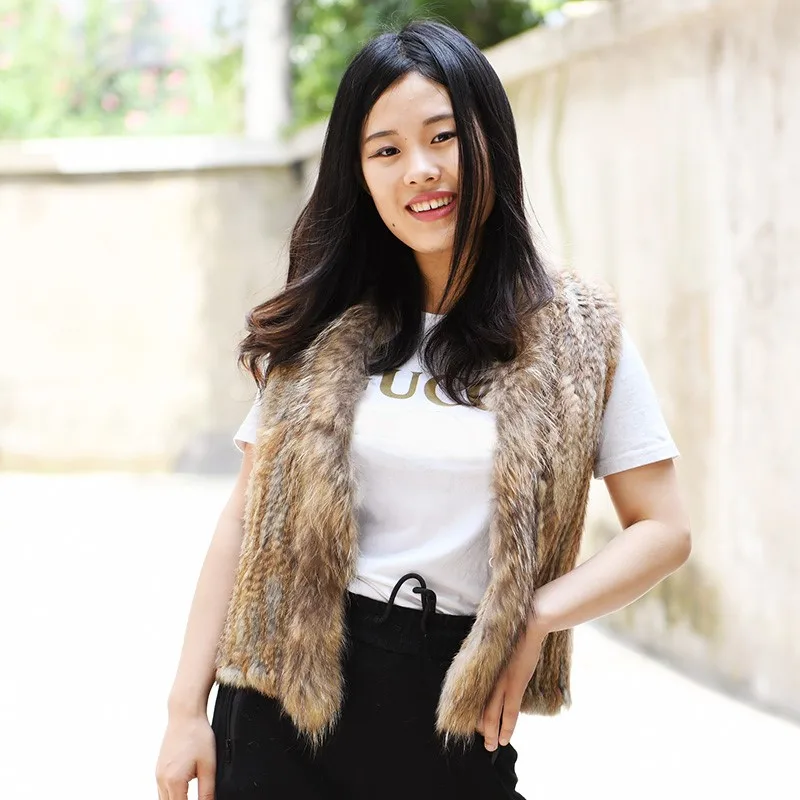 

Новинка, цветной вязаный жилет из натурального кроличьего меха, отделка воротника енота, пальто ручной вязки, искусственный стиль