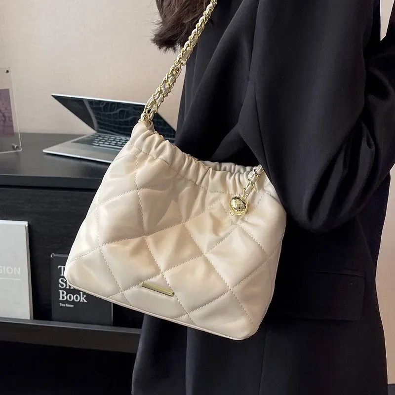 Popular Chain Women's 2024 New Fashion Casual Rhombus Commuter One-Shoulder Bucket Bag