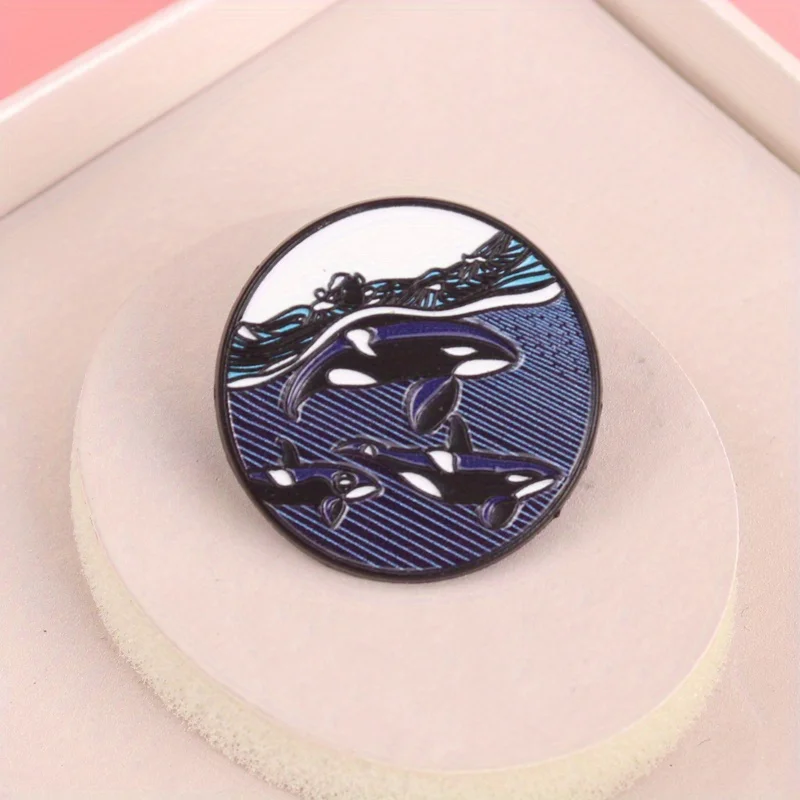 Das Emaille-Abzeichen für Wal-Liebhaber - Orca- und Meereswellen-Design Emaille-Brosche, geeignet für Modebegeisterte