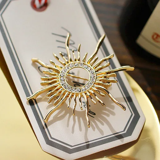 Broche Vintage En Forme De Soleil – Cabochon Vert, Couleur Or Travaillé – Très Bon état