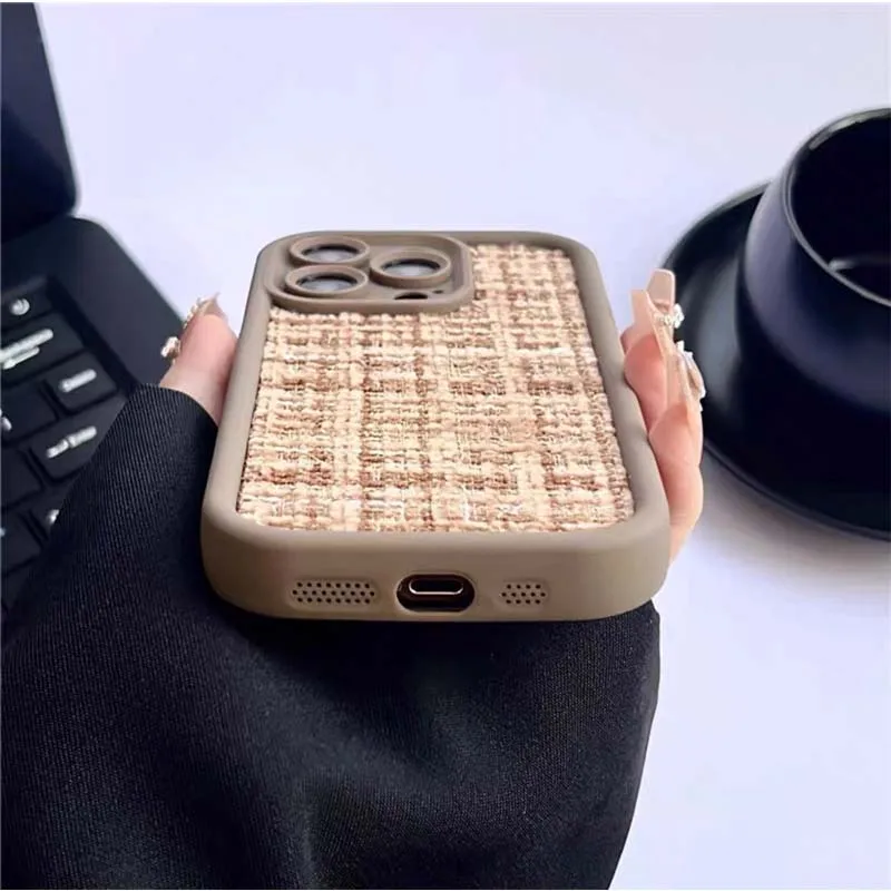 Custodia per telefono con motivo in lana per iPhone 11 12 13 14 15 Pro Max Morbido silicone Calore a mano Plaid antiurto Moda Indietro_voghion.com
