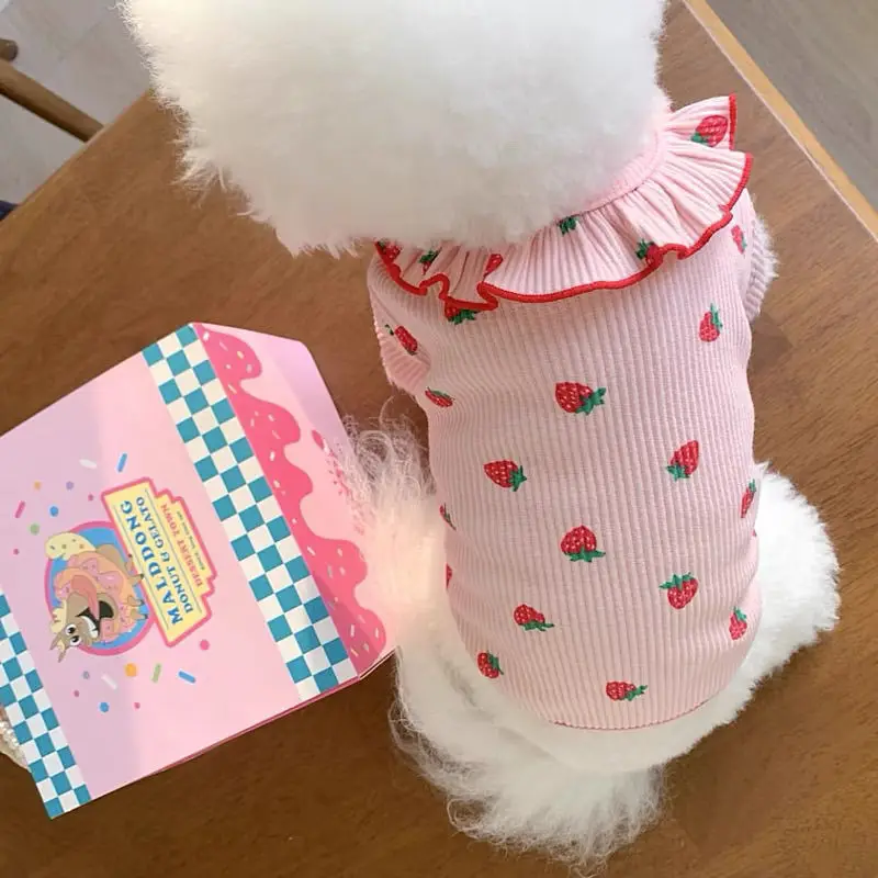 딸기 프린트 작은 개 고양이 조끼 여름 통기성 프릴 칼라 작은 개 고양이를위한 귀여운 애완 동물 의류 부드럽고 편안한 착용