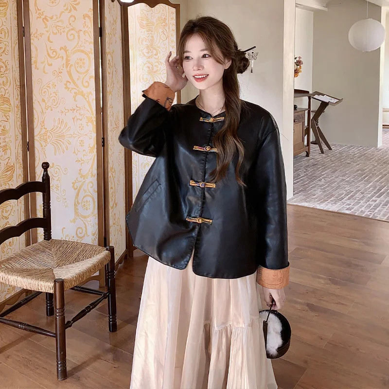 검은 새로운 중국 스타일 버클 가죽 코트 겉옷 여성 2024 봄과 가을 새로운 복고풍 캐주얼 작은 가죽 재킷