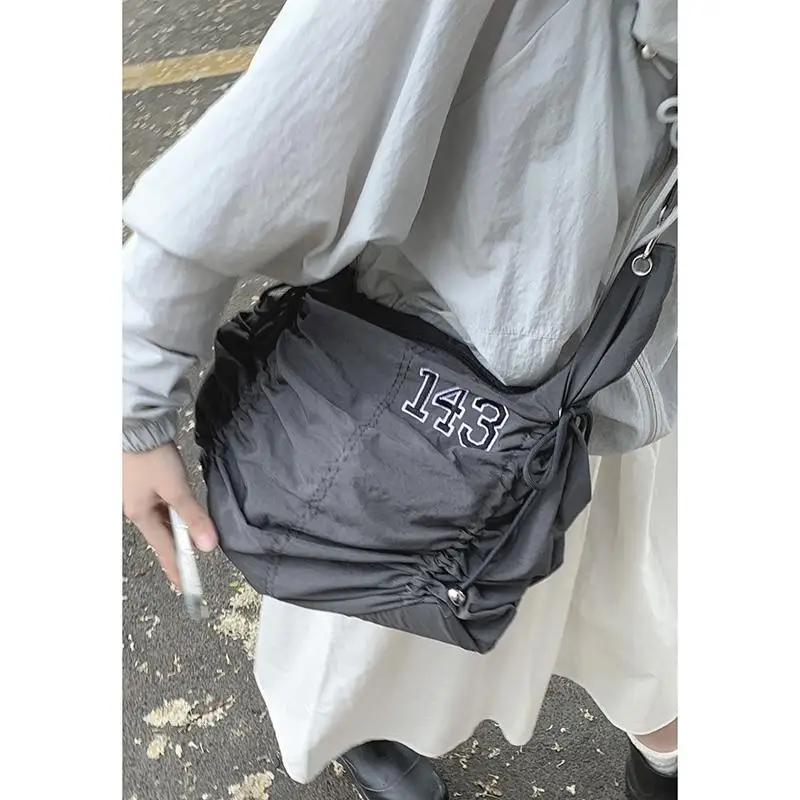 thumbnail image 1 of Bolso de hombro para mujer de tela de nailon, sencillo y moderno, informal, con estampado de letras plisadas, bolso cruzado de gran capacidad, tendencia, 1 of 5