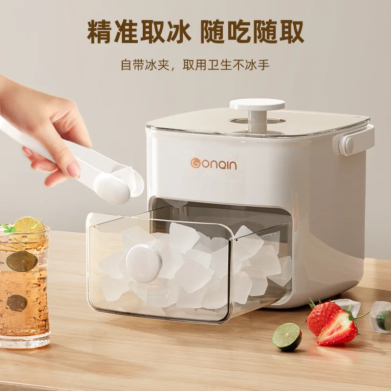 Handheld ice cube mold with silicone for easy demolding of ice cubes when pressed