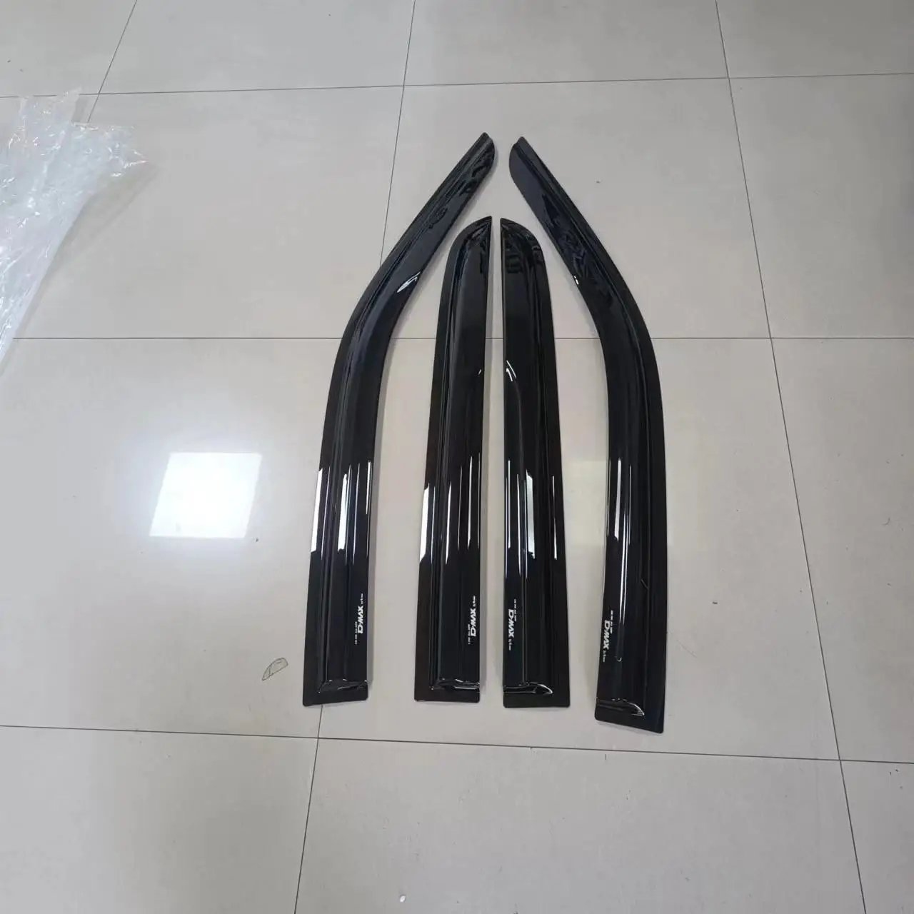 Isuzu D-MAX four-door rain shield Open window rain ventilation does not affect the sight of the special car