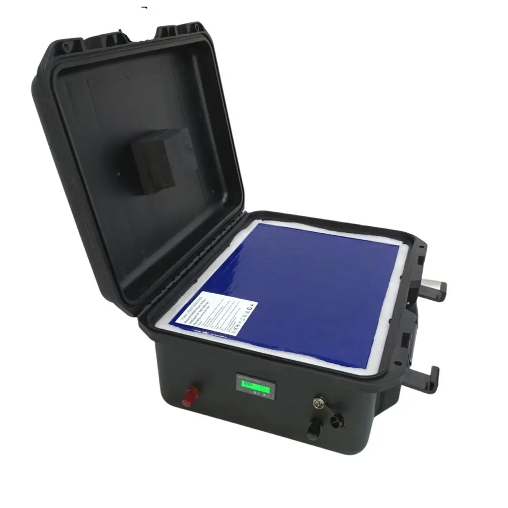 Batterie marine 12V 200Ah reliée à un chargeur 10A, prête à être installée sur un moteur de pêche.