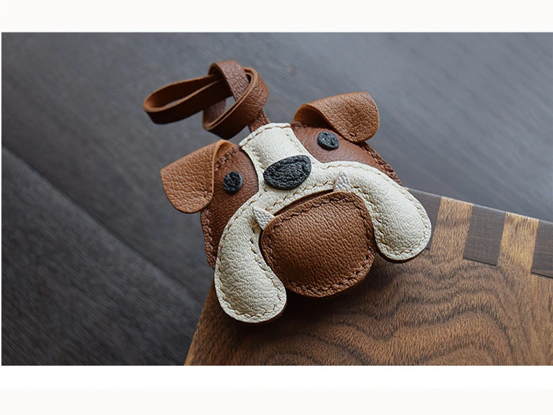 Handgefertigter Schlüsselanhänger aus Leder mit Bulldogge – Detail 1