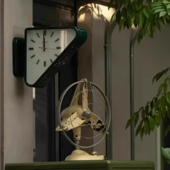 Orologi minimalisti da soggiorno Orologi da parete su due lati Triangolo Meccanismo di orologio moderno Orologio dal design silenzioso Orologio per la decorazione