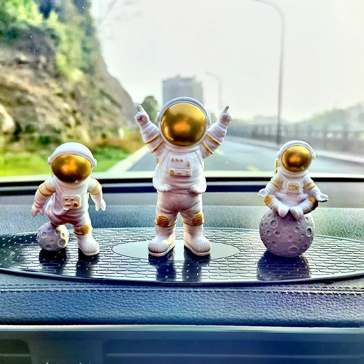 

Astronaut car decoration car center console decoration car interior supplies hand-made personality creativity Car decoration