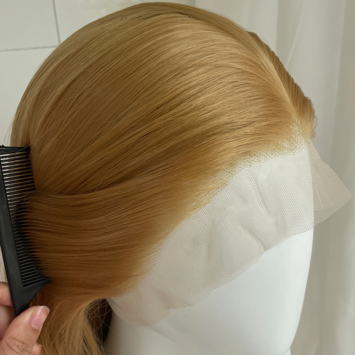 Goldblonde lange gerade 13x4 synthetische Lace-Front-Perücke für Frauen 26 Zoll leimlose Perücke halb handgebunden 150 % Dichte mittlere Kappe – Detail 3