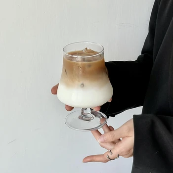 Bicchieri creativi a piedi alti Iced American Latte Coffee Cup vita bicchiere da Cocktail a piedi alti bevanda fredda accessori per feste in vetro 1