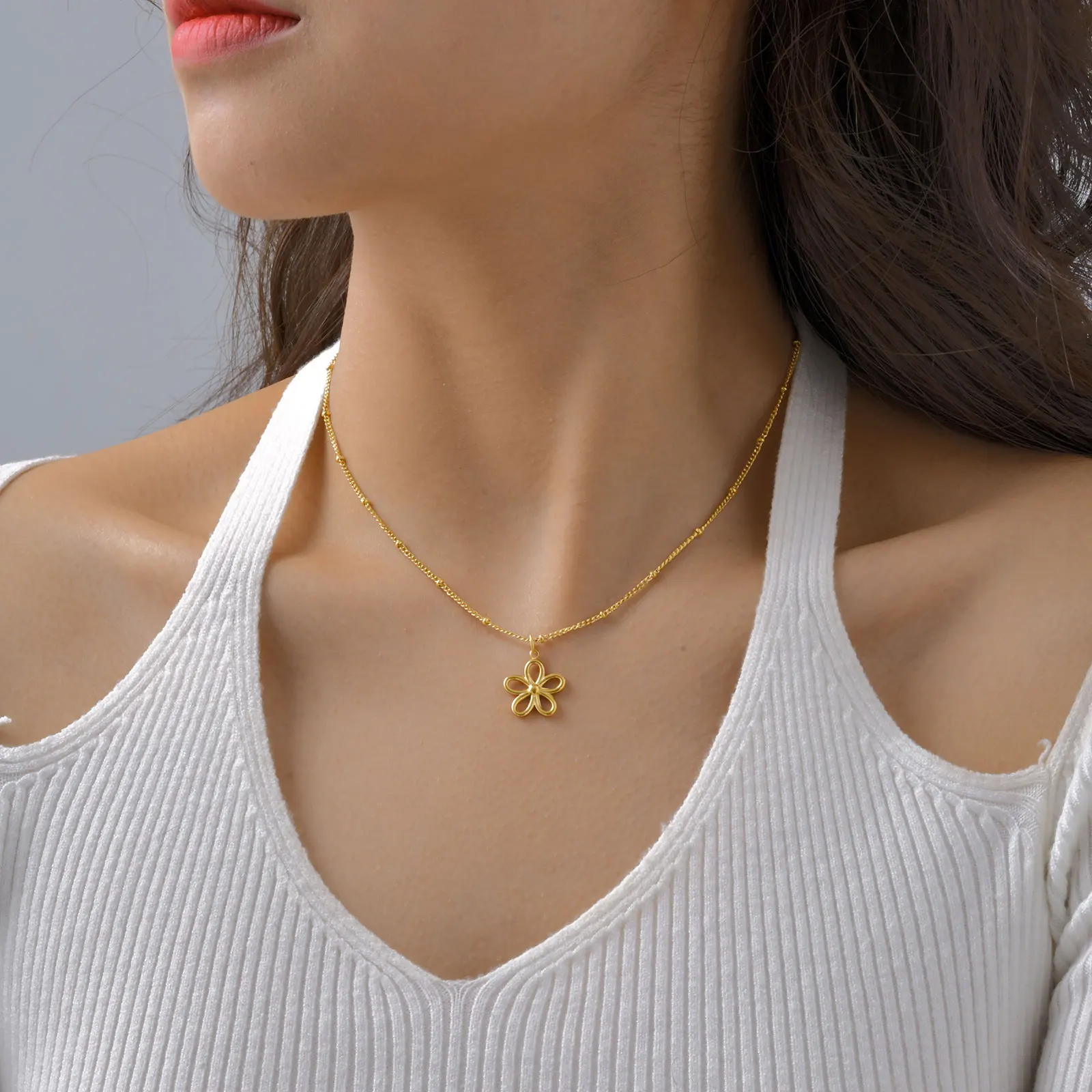 Schicke geometrische hohle Blumen-Tropfenohrringe für Frauen, goldfarbene Creolen aus Edelstahl, wasserdichter Modeschmuck – Detail 3