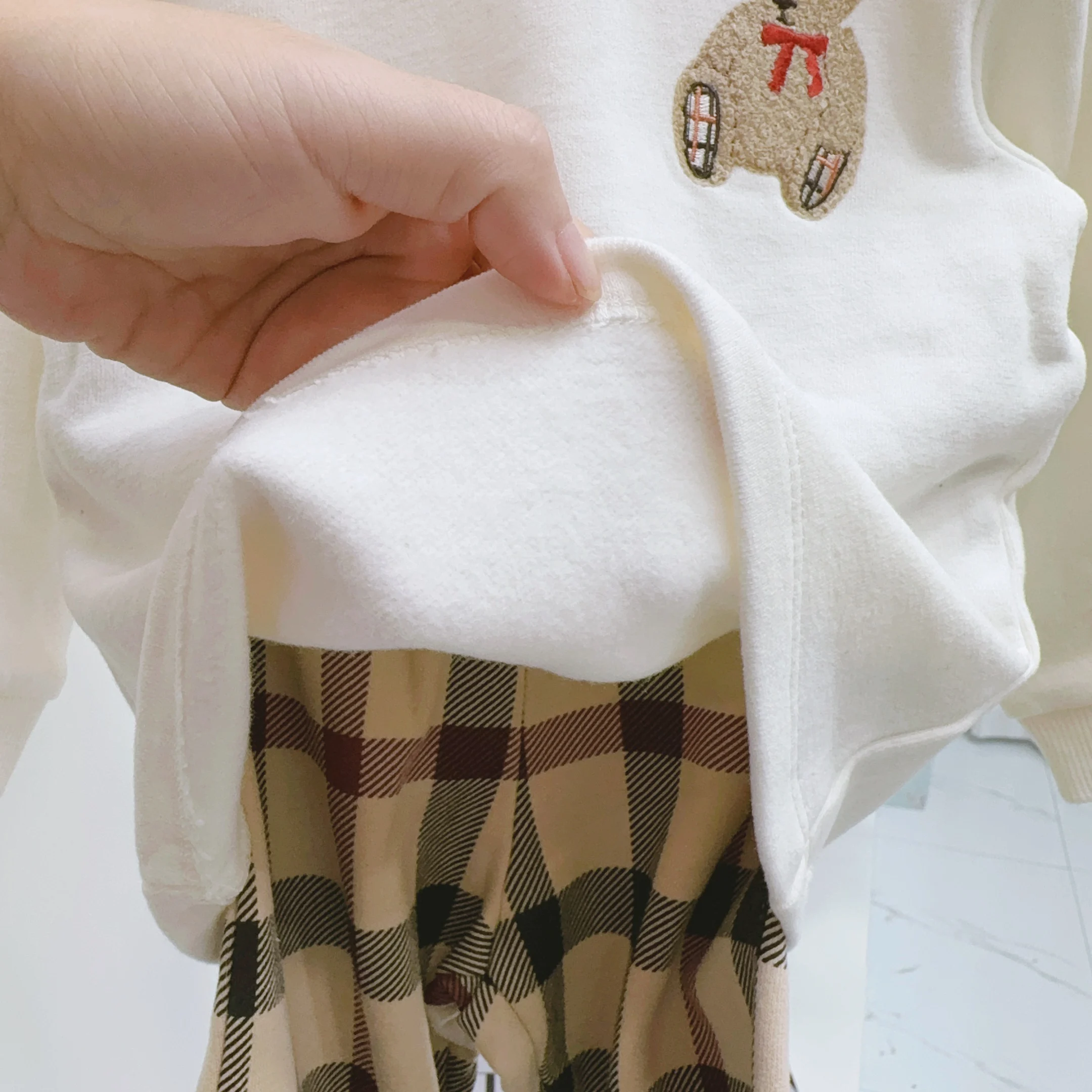 플리스 안감 라운드넥 스웨트셔츠와 플래드 와이드 레그 팬츠 세트 (키즈 가을 겨울 신상 유니섹스 화이트 캐주얼웨어)