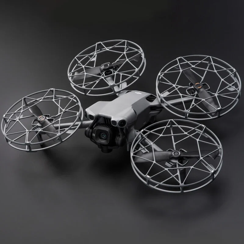 Vue détaillée du mécanisme clip rapide du protège-hélices DJI Mini 5 Pro avec hélices intégrées.