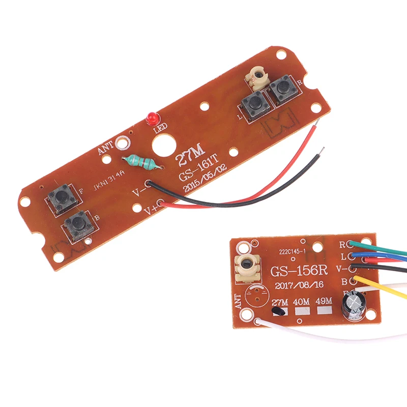 Télécommande RC 2.4GHz 4 canaux posée sur une surface, avec son récepteur et câbles à côté.