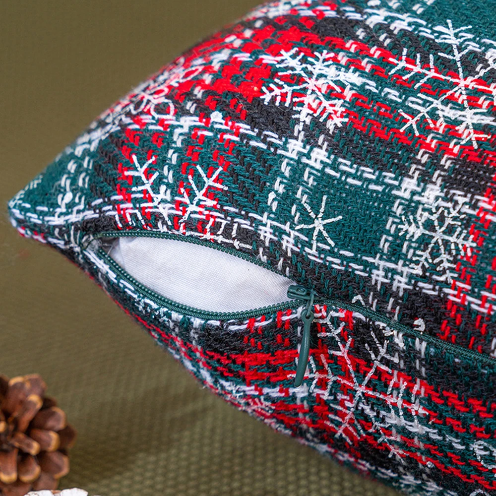 Рисунок 6 - Рождественская наволочка в клетку