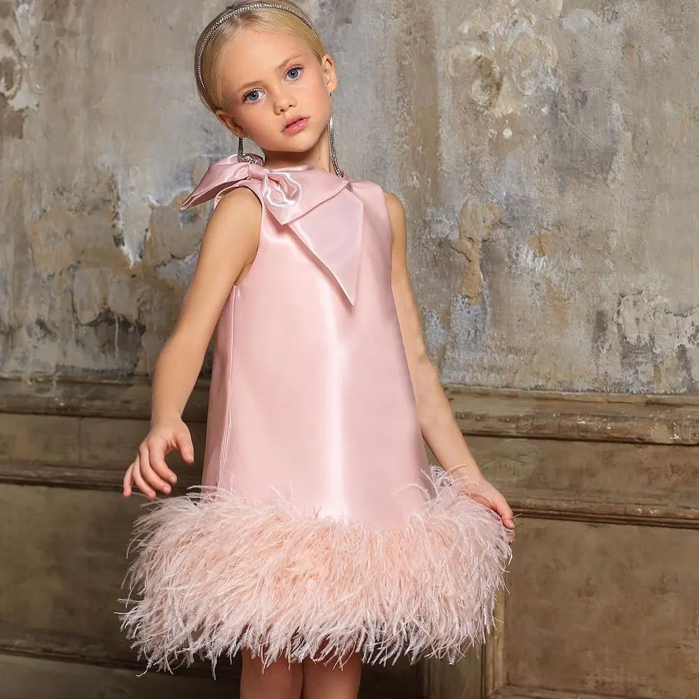 

Женское атласное платье без рукавов, с бантом и перьями