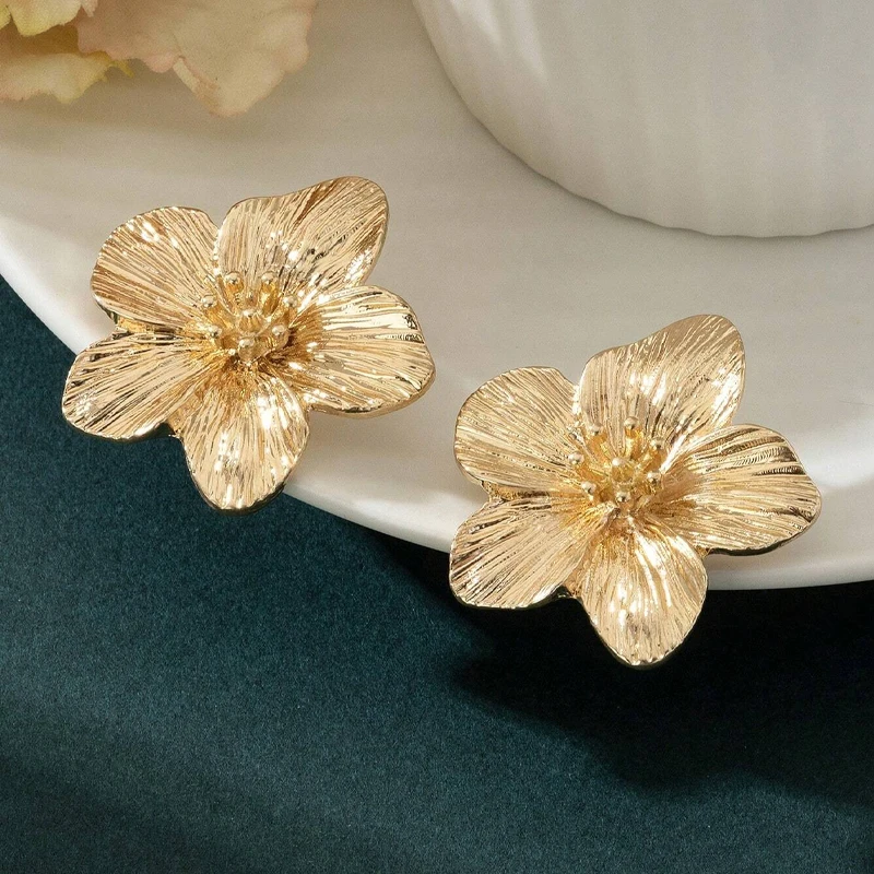 Exaggerated Gold Color Metal Flower Stud Earrings For Women French Style Retro Design Statement Earring Daily Wear Jewelry Gifts