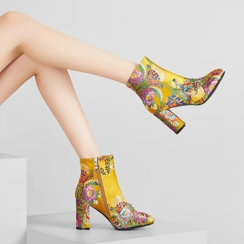 

Autumn and Winter New Short Boots Ethnic Style Women's Shoes Embroidered Single Boots Vintage High-heeled Painted Fashion Boots