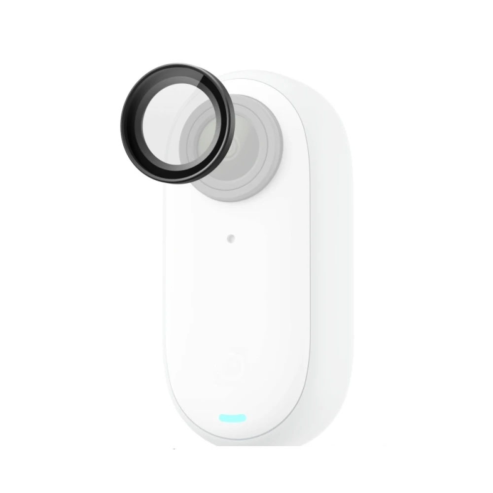 Deux protège-objectifs Insta360 GO 3 côte à côte, l'un installé sur la caméra, l'autre à côté, soulignant la protection anti-rayures.