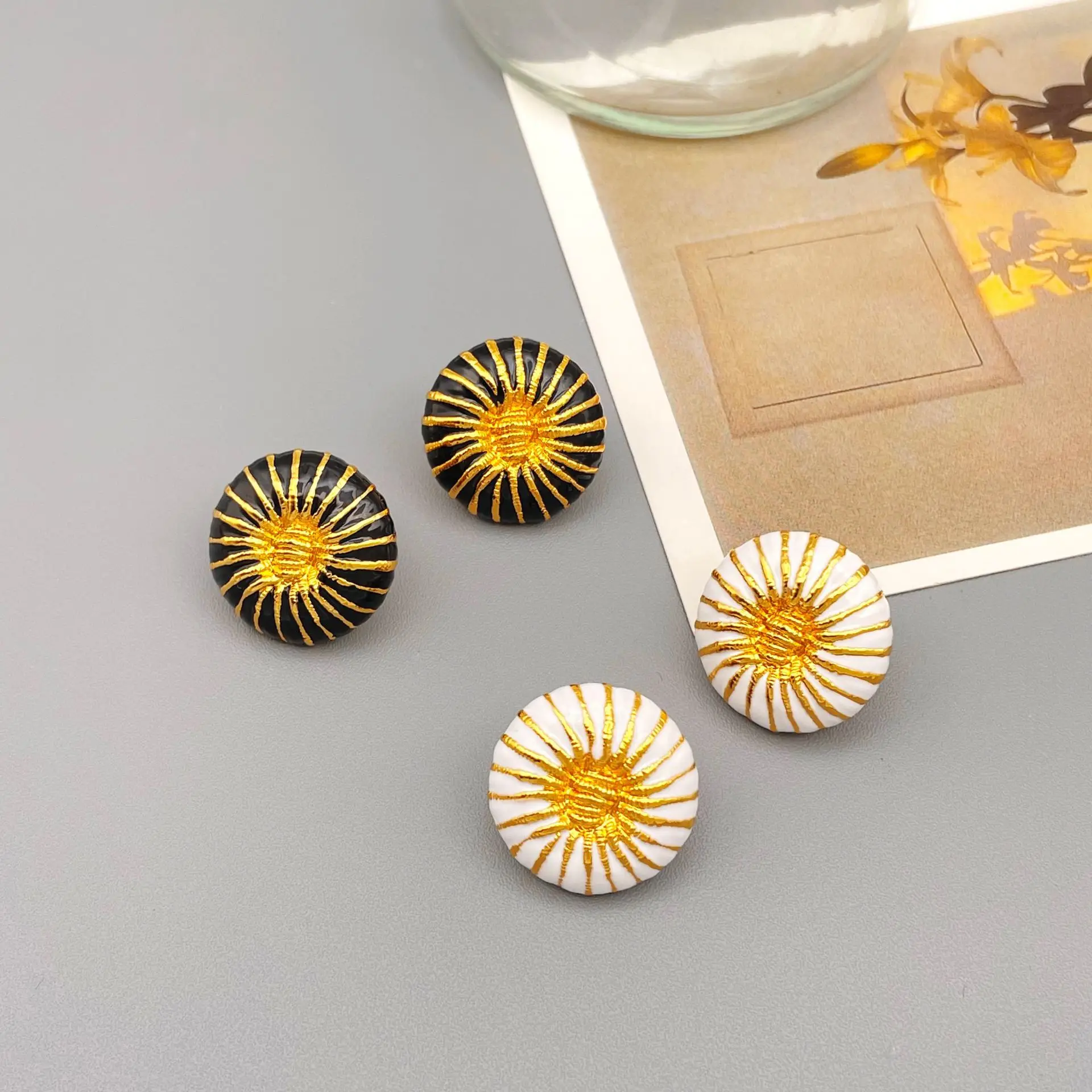 

European and American vintage sunflower black and white enamel earrings