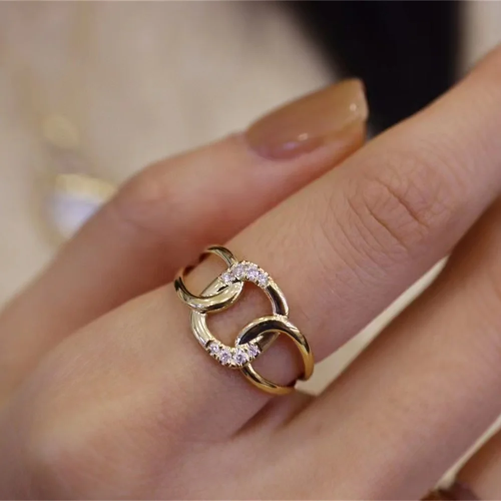 

Женское кольцо-цепочка из 18-каратного золота с бриллиантами