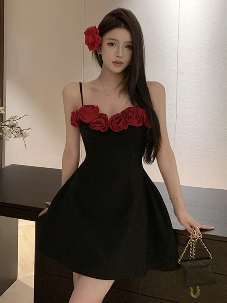 

Женское платье-трапеция с открытой шеей, открытой спиной и цветочным принтом