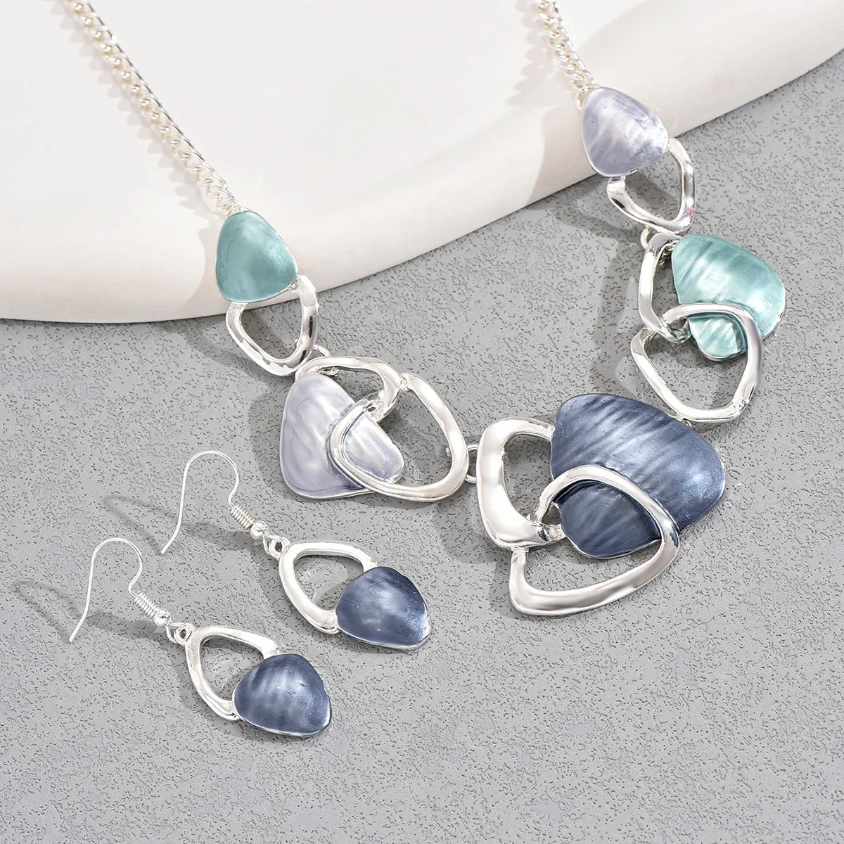 Stilvolles, luxuriöses, rundes LENNIK-Öltropf-Set, hochwertiger Halsreif mit unregelmäßigen Nieten, Damenschmuck, auffällig für Party/Dating – Detail 4