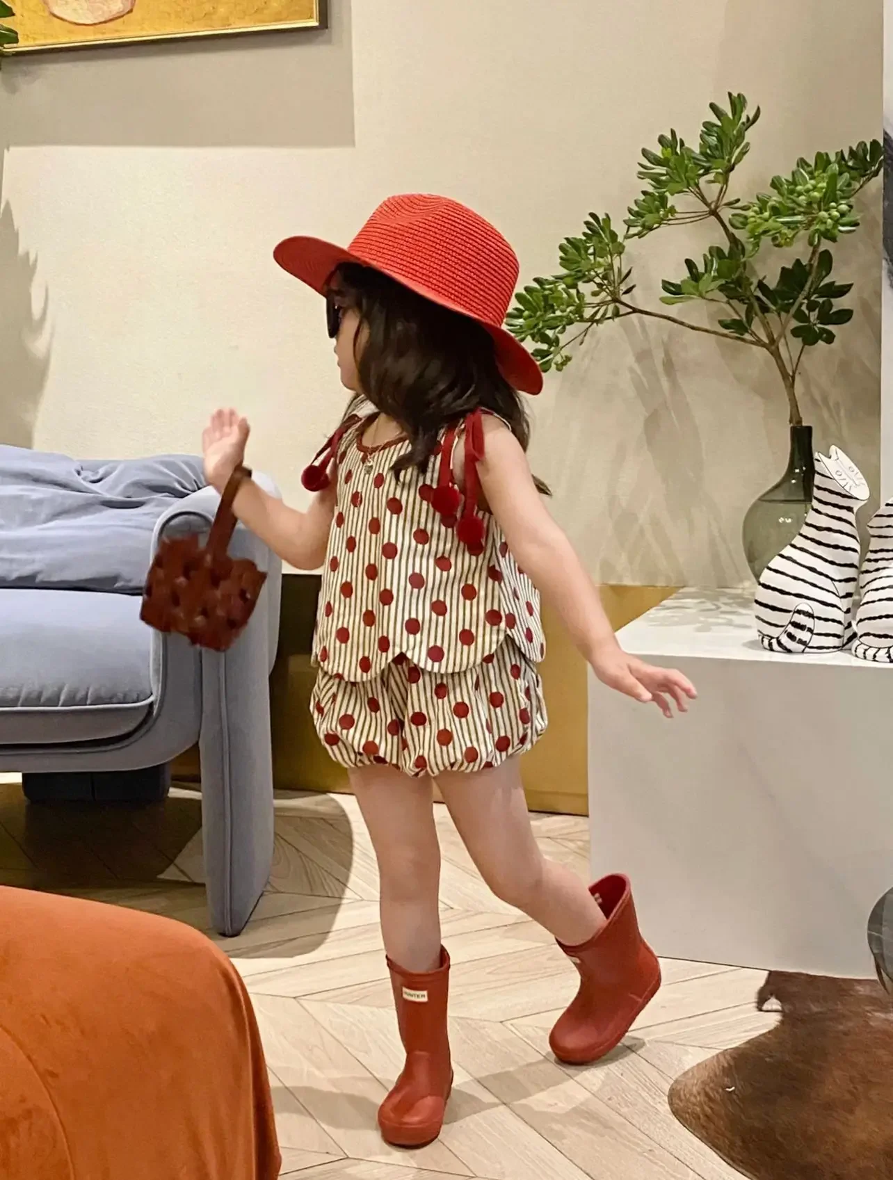 

2024 летний модный костюм в горошек для девочек из двух предметов, подтяжки + шорты, комплект детской одежды