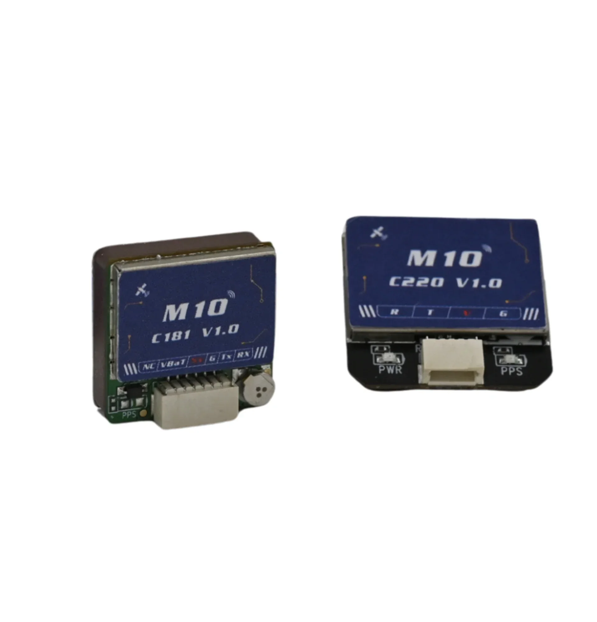 Module GPS M10 fixé sur un drone FPV, avec antenne céramique et connecteurs, intégrant boussole et baromètre.