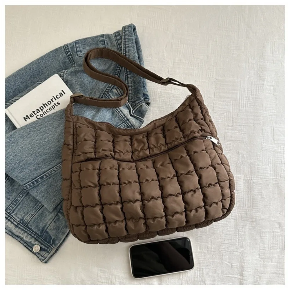 Gesteppte Puffer-Schultertasche mit Verstellbarem Riemen Einfarbige Gepolsterte Crossbody-Tasche aus Nylon mit Großer Kapazität Unterarmtasche für Damen – Detail 16