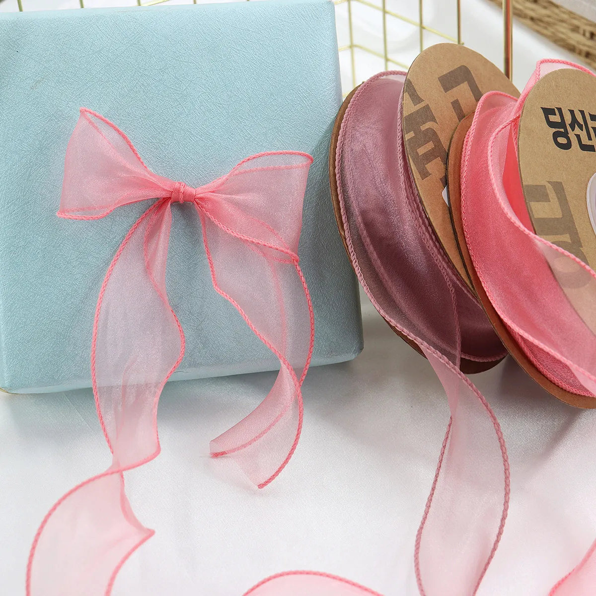 Ruban De Satin Doré. élément De Design De Luxe. Illustration | Vecteur Premium