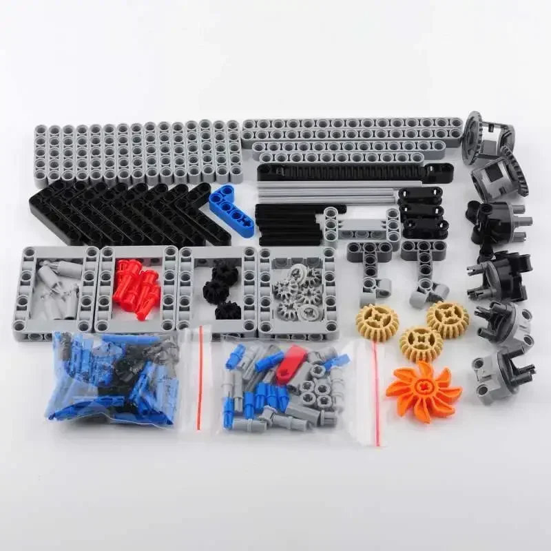 Pièces Lego Technic s'assemblant pour former le châssis du kit de voiture RC 4WD.